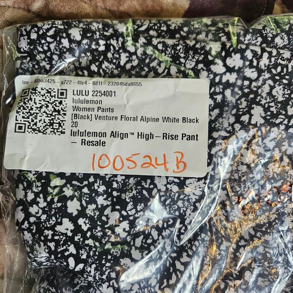 Like New Lululemon Align High Rise Crop Venture Floral Alpine Black White Sz 20 - Picture 14 of 14